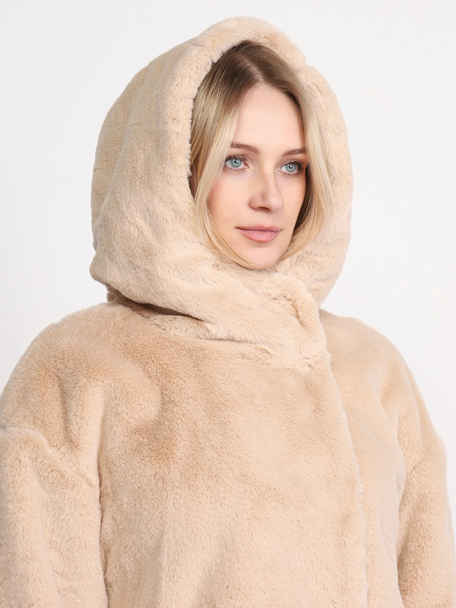 Куртка бежевого цвета с капюшоном